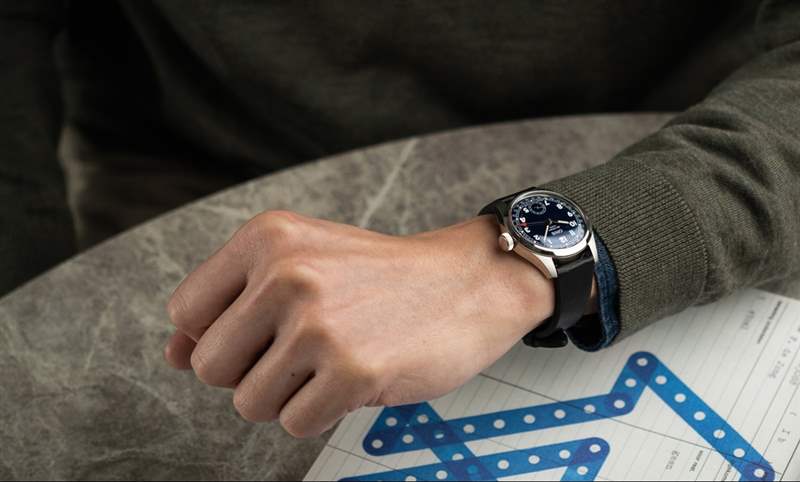 這款實(shí)用經(jīng)典，藏著讓人會心一笑的趣味｜Oris Big Crown Calibre 403指針式日歷表-復(fù)刻表