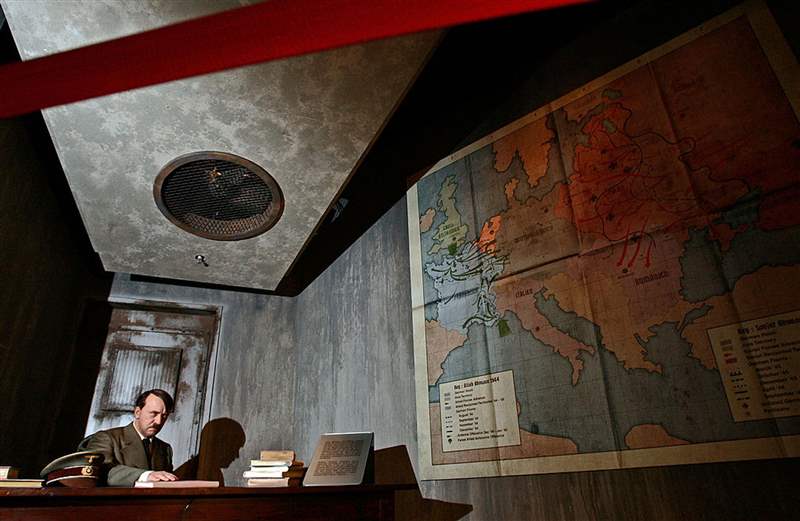 美國文物拍賣公司「亞歷山大歷史拍賣行」（Alexander Historical Auctions）最近釋出了一件很有意思的拍賣品，那是納粹帝國獨裁者希特拉（Adolf Hitler）曾擁有過的一款翻轉K金表，由于手表很稀有，加上原主人在歷史上曾扮演的重要角色，因此手表的估價也是非?？捎^。 （GettyImages）