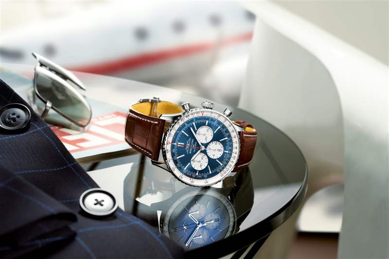 NAVITIMER B01 CHRONOGRAPH 43 航空計時腕表國泰限量版(圖片來源:Breitling) Breitling航空經(jīng)典Navitimer70周年聯(lián)乘國泰GMT腕表限量200枚-復(fù)刻表