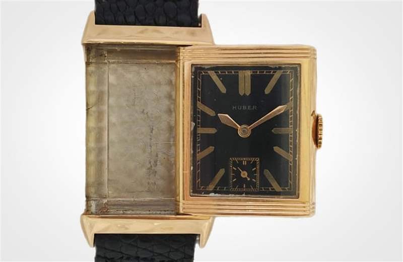 這黃金表殼的可翻轉手表，看外觀貌似是積家的Reverso，但拍賣行無法證明它是積家生產的表。 （alexautographs）