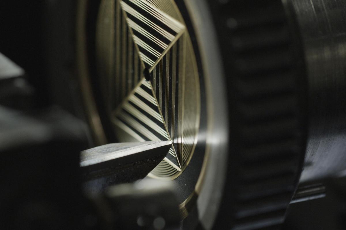 Louis Erard挑戰(zhàn)最親民的機(jī)刻雕花工藝？-復(fù)刻表