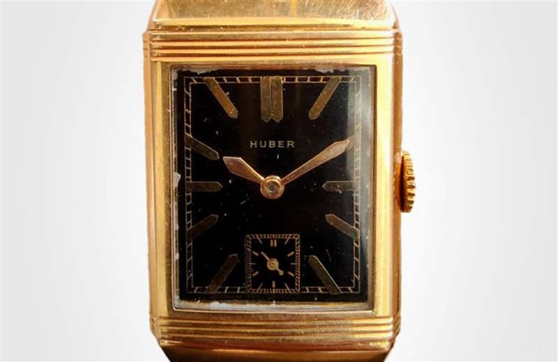 美國文物拍賣公司「亞歷山大歷史拍賣行」（Alexander Historical Auctions）最近釋出了一件很有意思的拍賣品，那是納粹帝國獨裁者希特拉（Adolf Hitler）曾擁有過的一款翻轉K金表，由于手表很稀有，加上原主人在歷史上曾扮演的重要角色，因此手表的估價也是非常可觀。 （alexautographs）