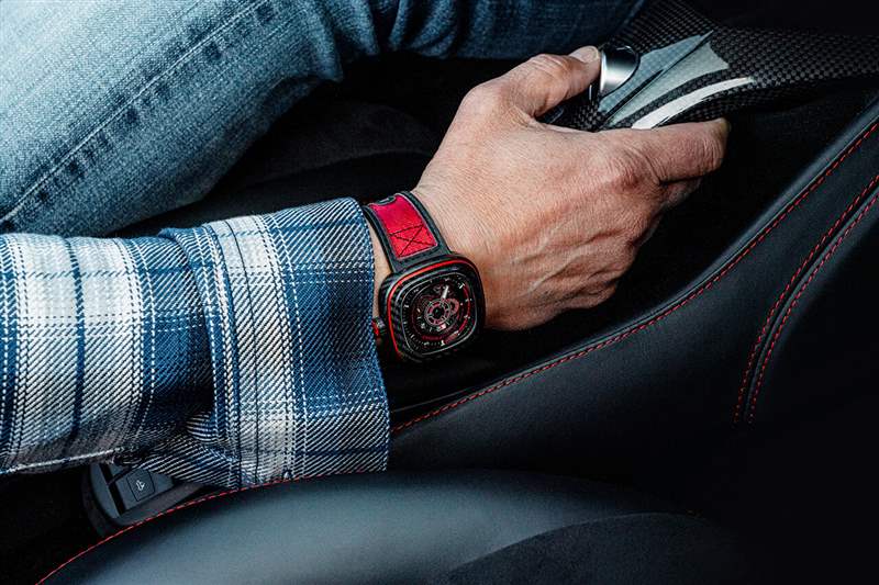 七個星期五SevenFriday P3C/04碳紅色引擎設計-復刻表