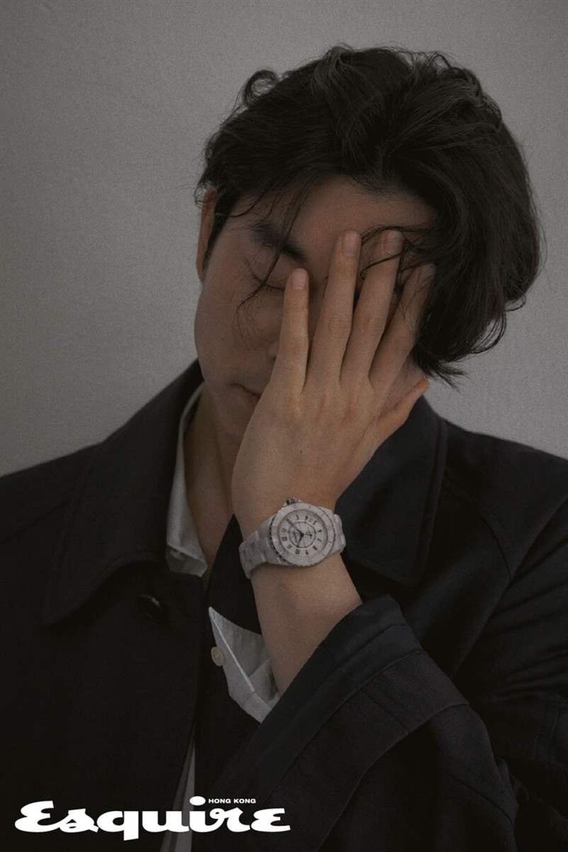 孔劉演繹CHANEL J12腕表｜以不變?nèi)デ笞?復(fù)刻表