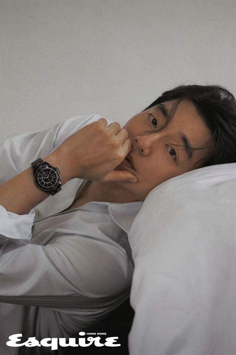 孔劉演繹CHANEL J12腕表｜以不變?nèi)デ笞?復(fù)刻表