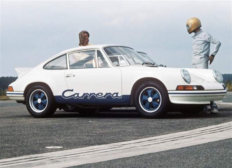 911 Carrera RS 2.7是保時(shí)捷911車系中的一款標(biāo)志性杰作，亦是首款以「Carrera」命名，并將Carrera名稱印上車身的車款。 （圖片來(lái)源：TAG Heuer）