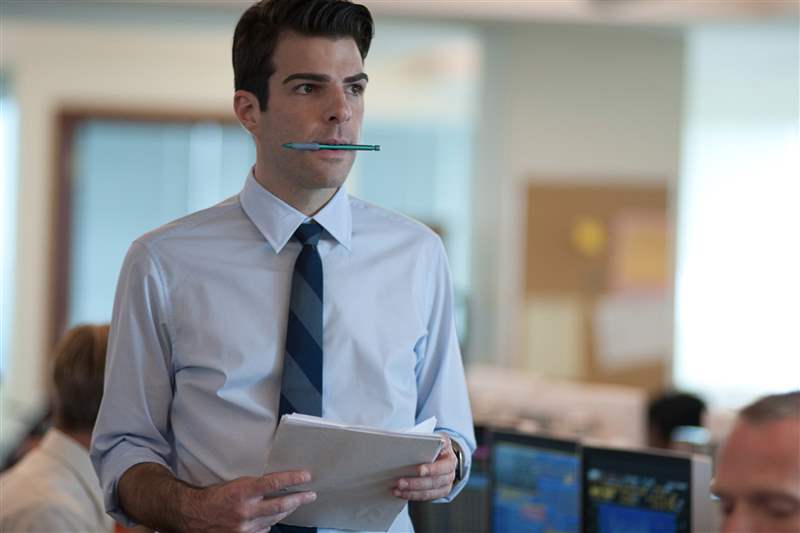看電影扎卡里·昆托(Zachary Quinto)在“追加保證金”中佩戴保時捷設計計時碼表預測金融危機-復刻表
