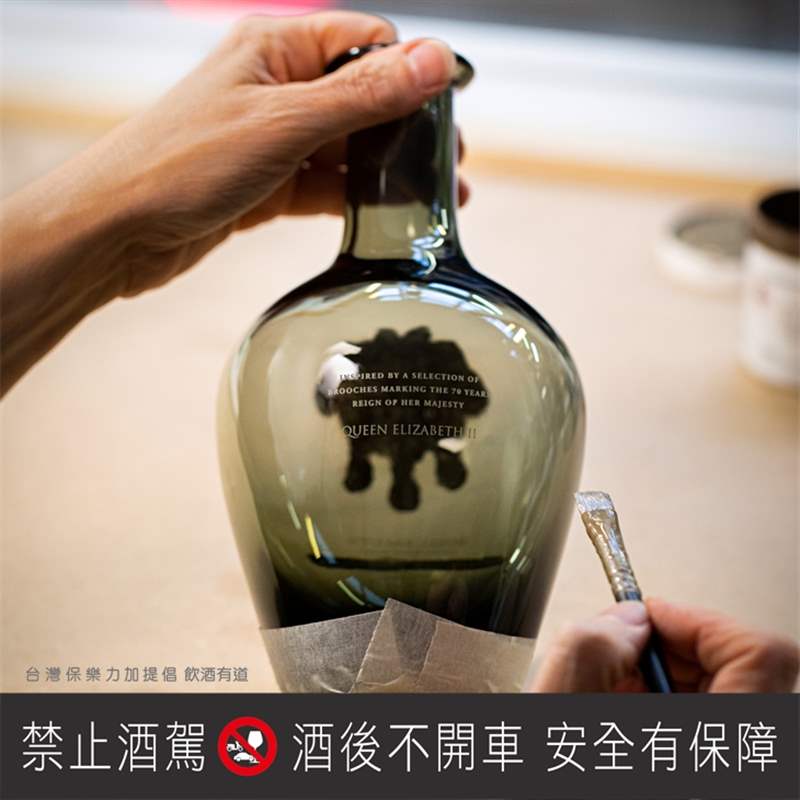 皇家禮炮致敬白金禧深遠(yuǎn)意義珍稀威士忌的完美調(diào)和成就時(shí)代定義