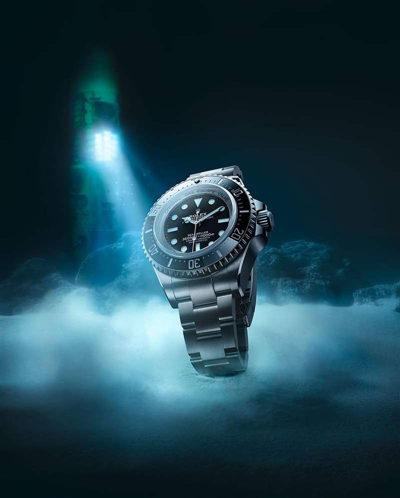 因此2022年無(wú)預(yù)警登場(chǎng)的Deepsea Challenge 126067顯然必須針對(duì)前述的「尺寸」與「重量」這兩點(diǎn)加以修改。（IG@Rolex）