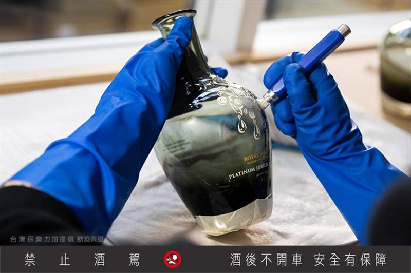 皇家禮炮致敬白金禧深遠(yuǎn)意義珍稀威士忌的完美調(diào)和成就時(shí)代定義