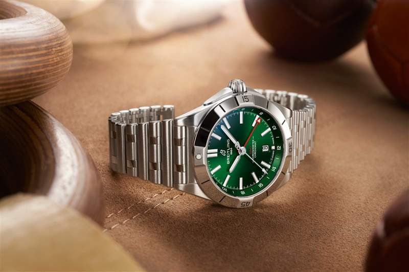 CHRONOMAT AUTOMATIC GMT 40機(jī)械計時自動腕錶GMT 40(圖片來源:Breitling) Breitling航空經(jīng)典Navitimer70周年聯(lián)乘國泰GMT腕表限量200枚-復(fù)刻表