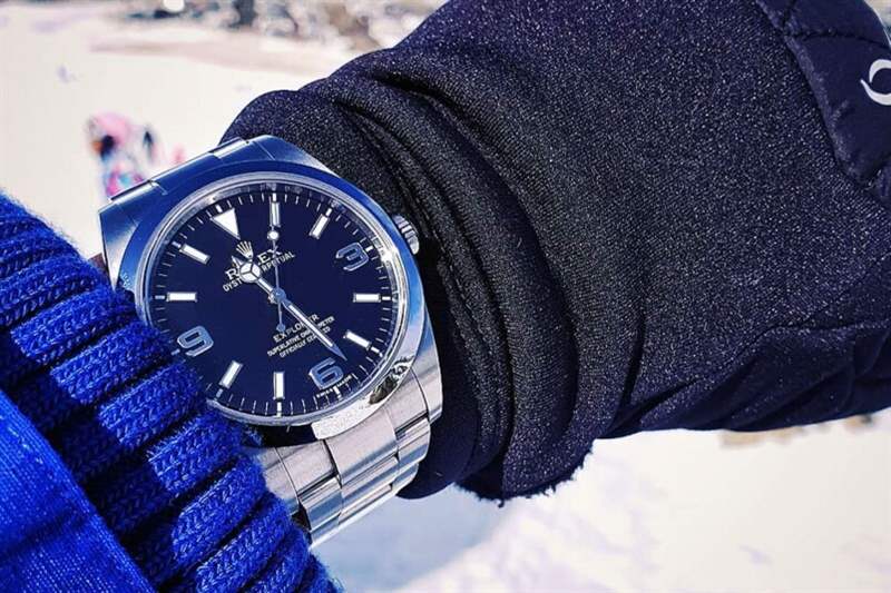 而「EXPLORER」一字也從12點移至6點位。 當年還有兩項改動爭議，其一就是拿走了