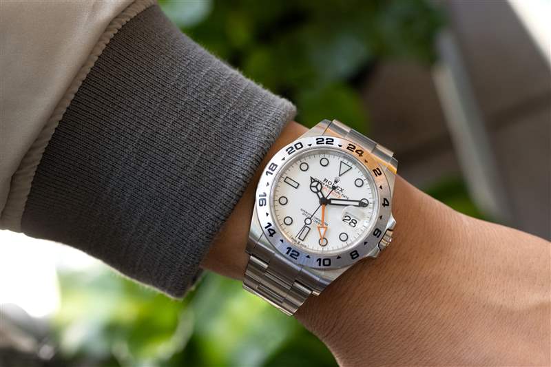 某人手腕上的現(xiàn)代 226570 Explorer II。