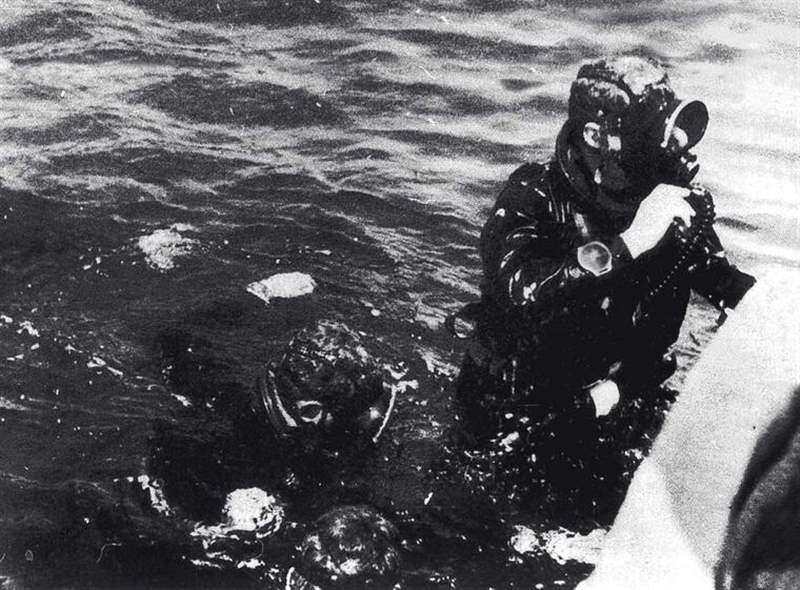 但事實上，也有少數(shù)表冠「離群傾左」，難道這些腕表統(tǒng)統(tǒng)為左撇子而設(shè)？ 答案