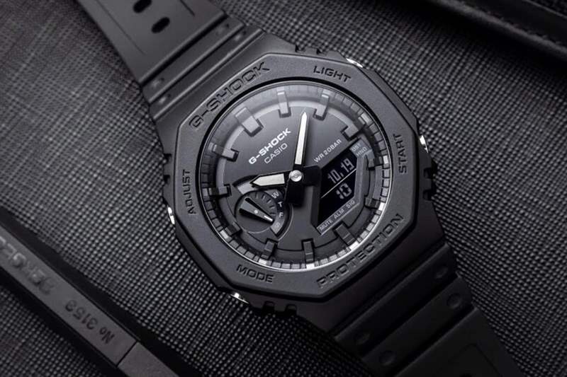 GA-2100系列中最搶鏡的絕對(duì)是這枚全黑型號(hào)，腕表相當(dāng)渴市且經(jīng)常缺貸，絕