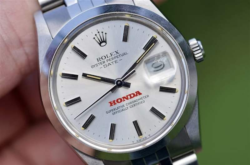 古董表選物店Wind Vintage最近上架一款勞力士Oyster Perpetual Date 15000，面盤(pán)印有本田車(chē)廠(chǎng)標(biāo)志非常少見(jiàn)。 （Source：Wind Vintage）