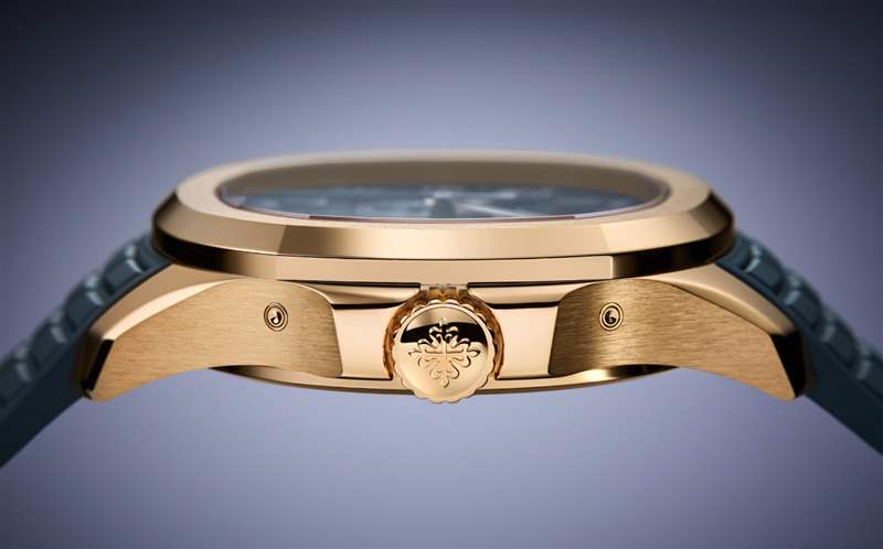 表冠兩側(cè)有隱藏式按把可以快調(diào)各項日歷顯示。 （PATEK PHILIPPE）