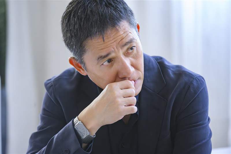梁朝偉接受訪問(wèn)時(shí),戴上一枚BVLGARI Octo Finissimo Automatic腕錶(圖片來(lái)源:BVLGARI) 梁朝偉勇奪威尼斯終身成就獎(jiǎng)成亞洲首例手上配飾反映個(gè)人特質(zhì)-復(fù)刻表