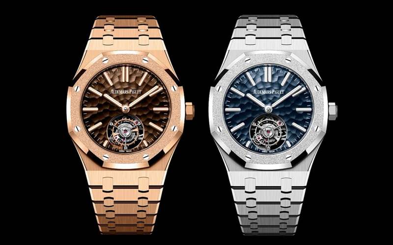 愛(ài)彼推出Royal Oak Selfwinding Flying Tourbillon Dimpled Dial飛行陀飛輪腕表:霜金+錘紋工藝-復(fù)刻表