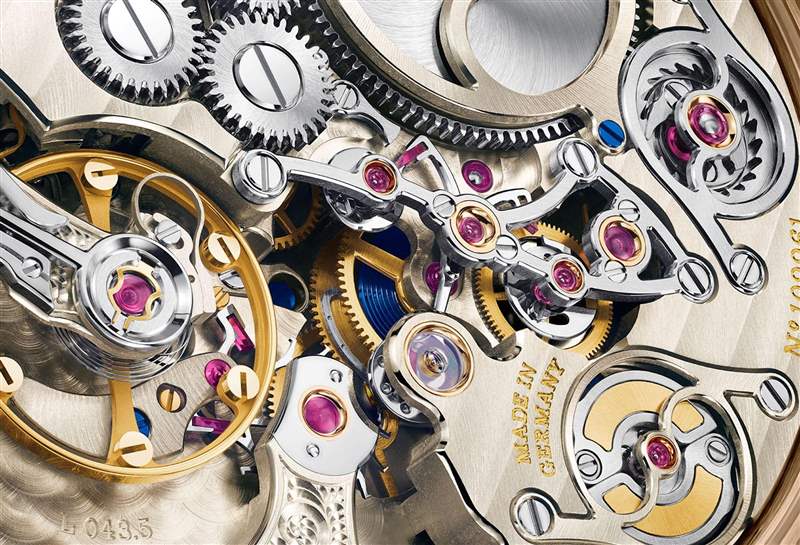 圖片來源:A. Lange & S?hne 朗格18K蜂蜜金新作結(jié)合跳字顯示和十進(jìn)制三問裝置之復(fù)雜逸品-復(fù)刻表