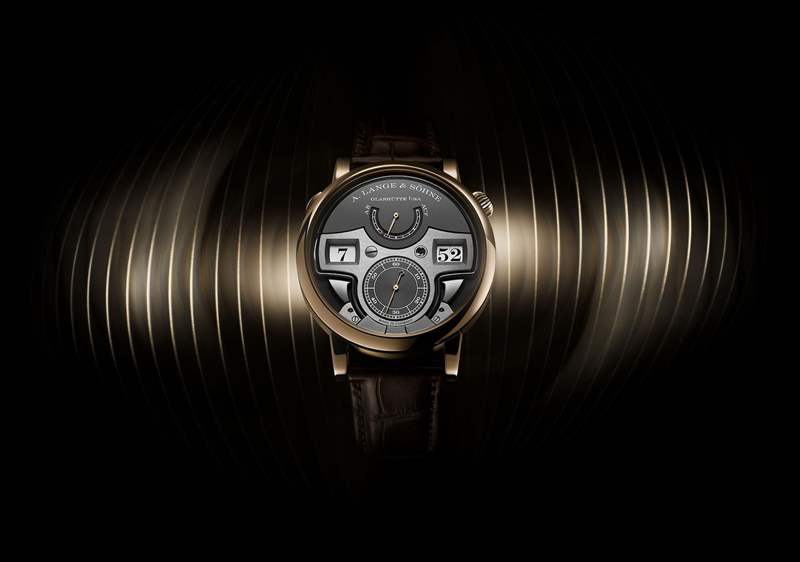 圖片來源:A. Lange & S?hne 朗格18K蜂蜜金新作結(jié)合跳字顯示和十進(jìn)制三問裝置之復(fù)雜逸品-復(fù)刻表